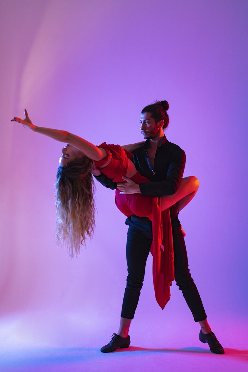 Pareja bailando salsa